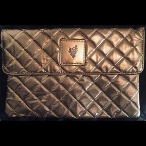 Younique Beachfront Clutch